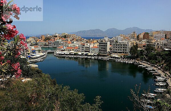 Agios Nikolaos  Blick auf das Stadtzentrum am Voulismeni-See  Kreta  Griechenland  Europa