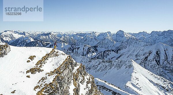 Bergsteiger im Winter im Schnee  Am Schafreuter  Karwendelgebirge  Alpen bei gutem Wetter  Bayern  Deutschland  Europa