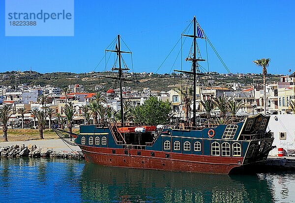 Hafenstadt Rethymno  Piratenschiff im Venezianischen Hafen  Kreta  Griechenland  Europa