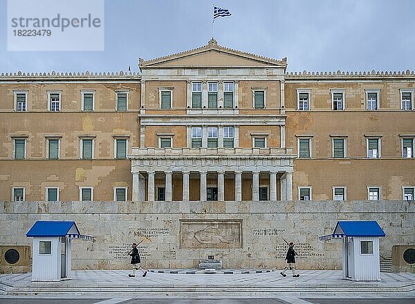 Ablösung der Präsidentenwache Evzones vor dem Denkmal des Unbekannten Soldaten in der Nähe des griechischen Parlaments  Syntagma-Platz  Athen  Griechenland  Europa