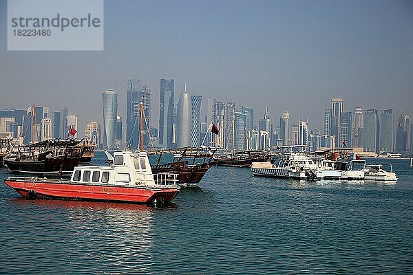 Blick auf Doha und den alten Hafen  Qatar  Katar  Asien