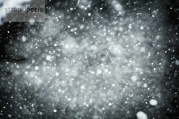 Schneeflocken in der Nacht  Schneetreiben  kaltes Winterwetter  Illustration  Hintergrundbild