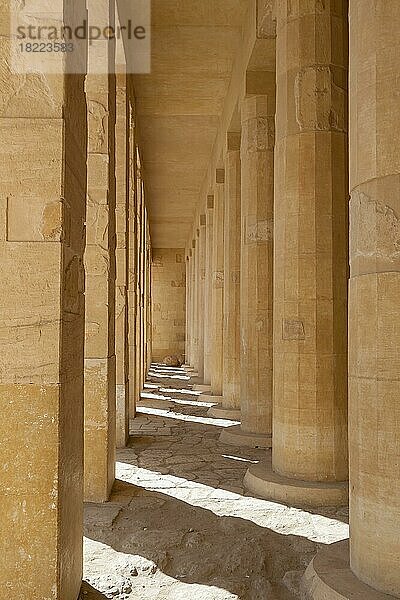 Deir el-Bahari  Totentempel der Pharaonin Hatschepsut  Erste Ebene mit Kolonnaden  Luxor  Ägypten  Afrika