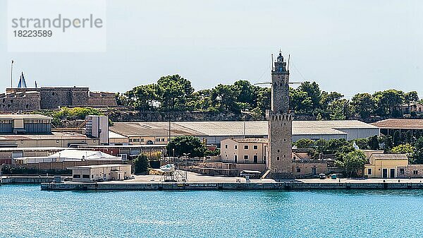 Der Leuchtturm von Porto Pi im Hafen von Palma auf der Baleareninsel Mallorca  Spanien  Europa