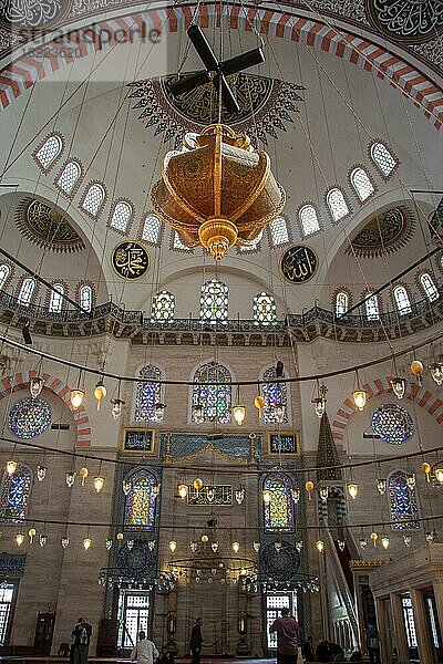 Helle Lampen auf rundem Kronleuchter in einer großen Moschee