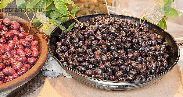 Zubereitete Oliven nach türkischer Art an den Marktständen