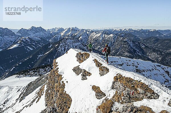 Bergsteiger im Winter im Schnee  Am Schafreuter  Karwendelgebirge  Alpen bei gutem Wetter  Bayern  Deutschland  Europa