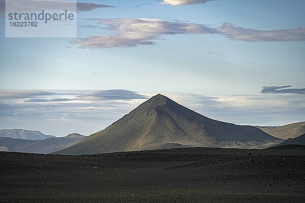 Vulkanlandschaft mit Bergen  karge Landschaft  Vatnajökull-Nationalpark  Isländisches Hochland  Island  Europa