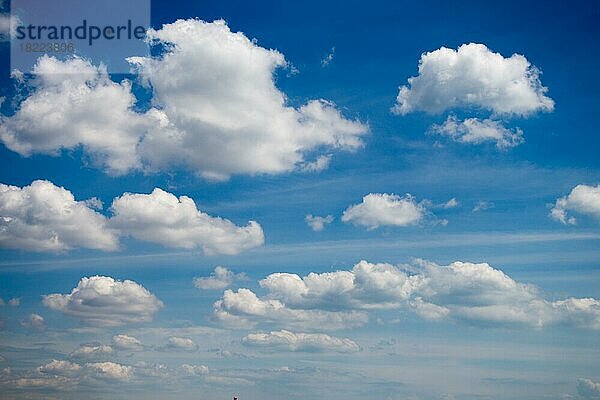 Blauer Himmel gefüllt mit weißen Wolken