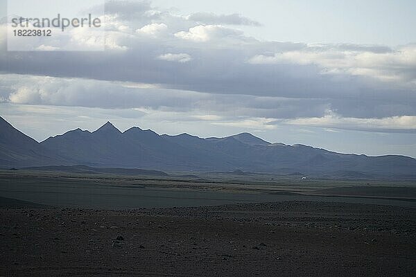 Vulkanlandschaft mit Bergen  karge Landschaft  Vatnajökull-Nationalpark  Isländisches Hochland  Island  Europa