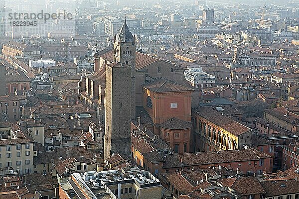 Stadtblick Bologna von der Spitze des Asinelli-Turms aus gesehen  vorn die Kathedrale Metropolitana di San Pietro  Bologna  Emilia Romagna  Italien  Europa