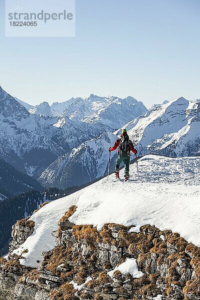 Bergsteiger im Winter im Schnee  Am Schafreuter  Karwendelgebirge  Alpen bei gutem Wetter  Bayern  Deutschland  Europa