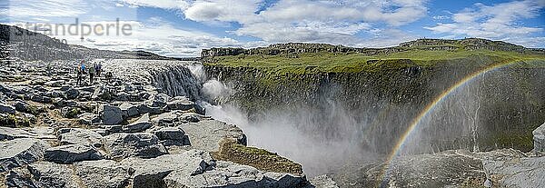 Canyon mit herabstürzenden Wassermassen und Regenbogen  Dettifoss Wasserfall im Sommer  Nordisland  Island  Europa
