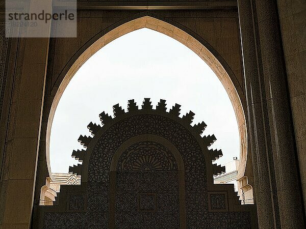 Lichteinfall durch ein Tor  Arabeske  Ornamente in der Hassan-II-Moschee  Detail  Gegenlicht  Architektur  Innenaufnahme  Casablanca  Marokko  Afrika