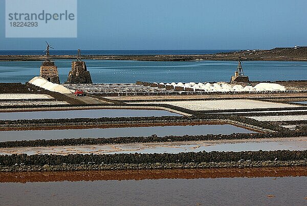 Die Salinas de Janubio  größte Salzgewinnungsanlage der Kanarischen Inseln Bei Yaiza  Lanzarote  Spanien  Europa