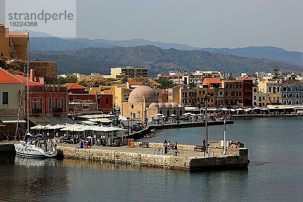 Hafenstadt Chania  Blick auf die Altstadt am Hafen und die Janitscharen-Moschee  Kreta  Griechenland  Europa