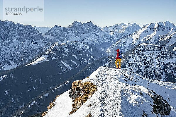 Bergsteiger im Winter im Schnee  Am Schafreuter  Karwendelgebirge  Alpen bei gutem Wetter  Bayern  Deutschland  Europa