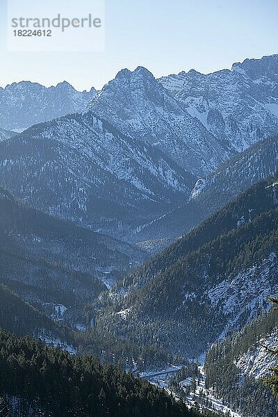 Bergtal im Winter  Engtal  Karwendelgebirge  Alpen bei gutem Wetter  Tirol  Österreich  Europa
