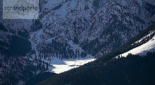 Bergtal im Winter mit einer Alm  Engtal  Karwendelgebirge  Alpen bei gutem Wetter  Tirol  Österreich  Europa