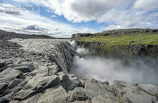 Canyon mit herabstürzenden Wassermassen  Dettifoss Wasserfall im Sommer  Nordisland  Island  Europa