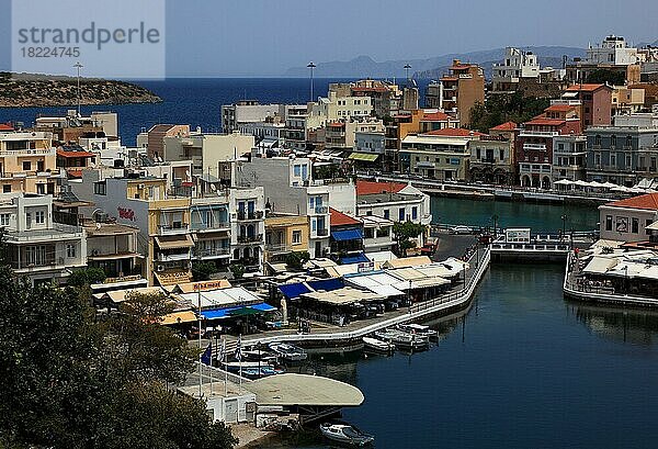 Agios Nikolaos  Blick auf das Stadtzentrum am Voulismeni-See  Kreta  Griechenland  Europa