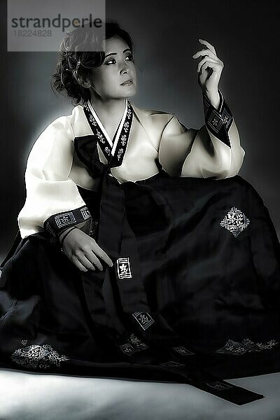 Frau in koreanischer Tracht  koreanische Frau im Hanbok  Korea  Schwarz-Weiß-Aufnahme