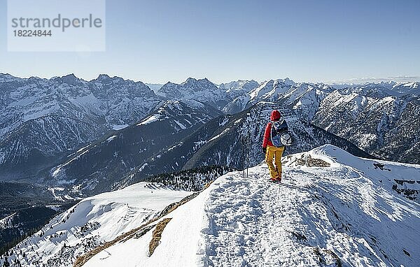 Bergsteiger im Winter im Schnee  Am Schafreuter  Karwendelgebirge  Alpen bei gutem Wetter  Bayern  Deutschland  Europa