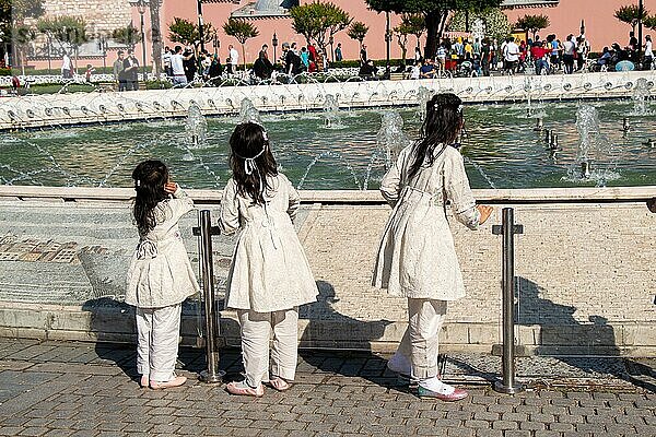 Drei kleine Mädchen am Pool mit Kuppeln in Istanbul