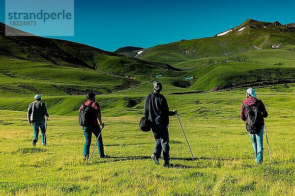 Wanderer mit Rucksäcken und Trekkingstöcken im türkischen Hochland