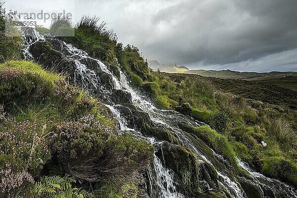 Bride's Veil Waterfall  Wasserfall  Old Man of Storr im Hintergrund  Trotternish  Isle of Skye  Schottland  Großbritannien  Europa