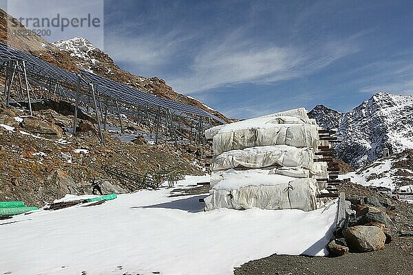 Skigebiet Pitztaler Gletscher  weiße  eingerollte Abdeckplanen und Photovoltaik Anlage im Gletschergebiet  Ötztaler Alpen  Tirol  Österreich  Europa