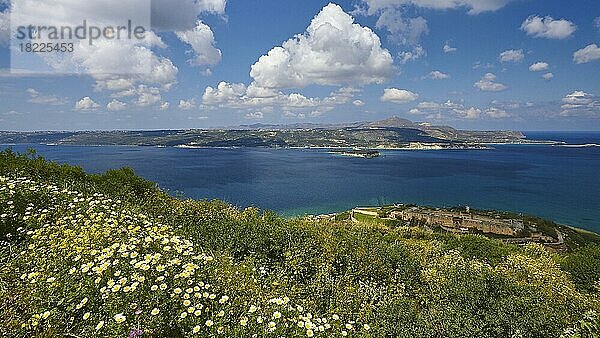 Souda-Bucht  Akrotiri  Kriegsschiffe  Naval Base  Insel Souda  türkische Festung Izzedin  Frühlingswiese  blauer wolkenloser Himmel  blaues Meer  grünes Meer  Souda  Chania  Westkreta  Insel Kreta  Griechenland  Europa