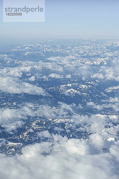 Luftaufnahme  Alpen unter den Wolken  Berge mit Schnee  Alpenraum