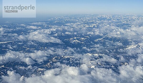 Luftaufnahme  Alpen unter den Wolken  Berge mit Schnee  Alpenraum