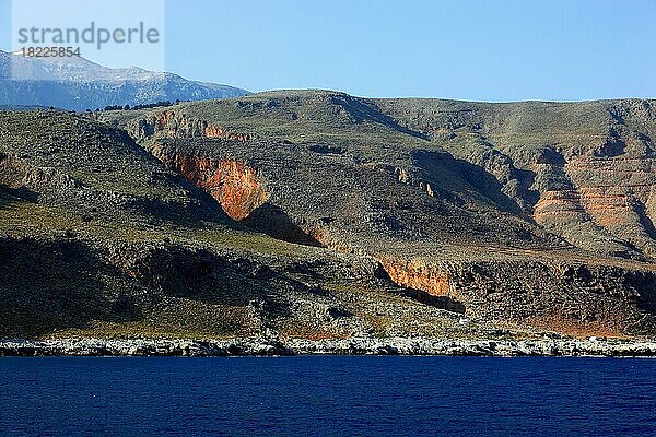 Küstenlandschaft im Südwesten der Insel am Libyschen Meer  im Hintergrund die Berge der Lefka Ori Hochebene  Kreta  Griechenland  Europa