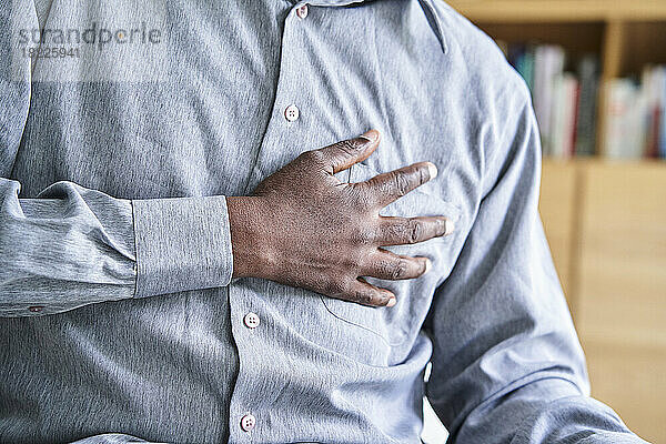 Nahaufnahme eines afroamerikanischen Mannes mit der Hand auf der Brust