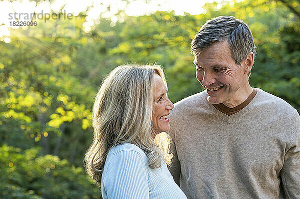 Porträt eines glücklichen Paares mittleren Alters  das eine gute Zeit im Freien hat