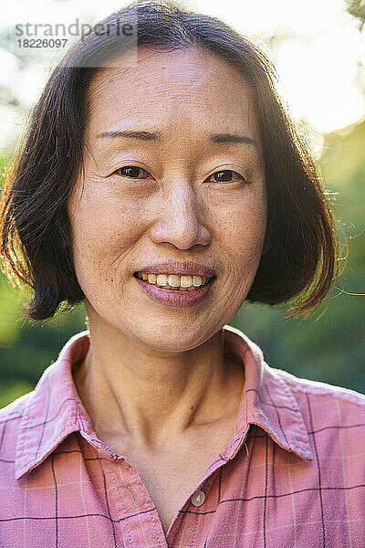 Ältere asiatische Frau blickt in die Kamera