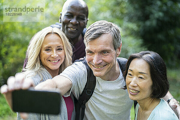Vielfältige Gruppe älterer Freunde  die während einer Trekkingtour ein Selfie machen