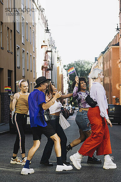 Glückliche junge LGBTQIA-Freunde  die sich auf der Straße vergnügen