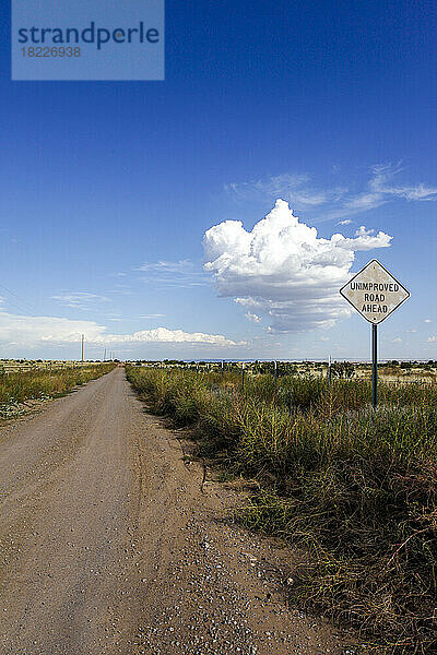 Vereinigte Staaten  New Mexico  Edgewood  Verkehrsschild auf der unbefestigten Straße