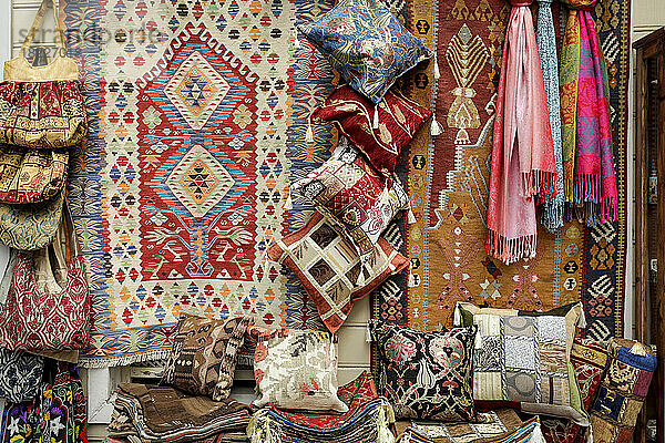 Türkei  Istanbul  lokale Textilsouvenirs im Großen Basar