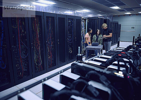 Team von Technikern arbeitet im Serverraum