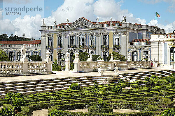 Portugal  Lissabon  Hecke und Stufen in einem Garten des Königspalastes