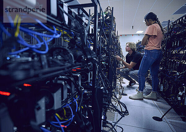 Techniker arbeiten im Serverraum