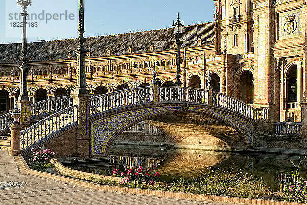 Spanien  Sevilla  Kanal mit reflektierender Bogenbrücke an der Plaza de Espagna