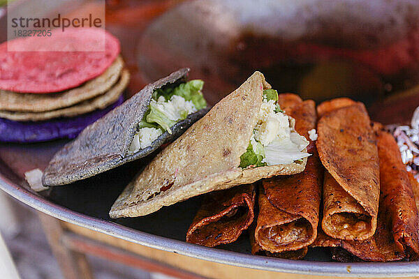 Nahaufnahme verschiedener lokaler Tacos