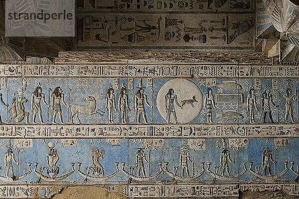 Ägypten  Esna  Hieroglyphen in die Decke des Tempels von Dendarah gehauen