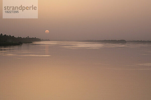 Ägypten  Edfu  Sonnenuntergang über dem Nil