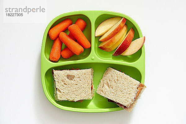 Gesundes Lunchpaket auf Tablett für Kind